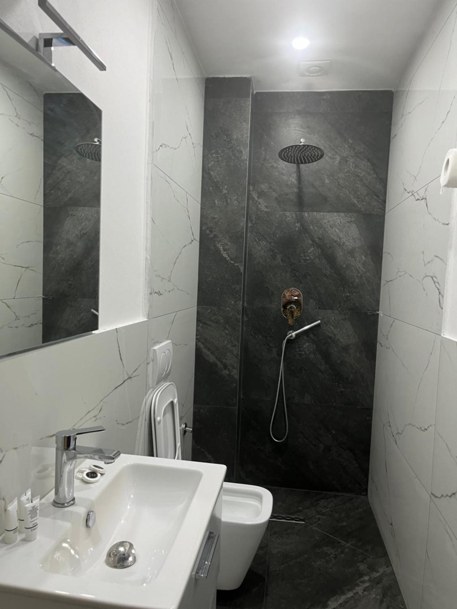 Hotel Luli City Center Durres Ngoại thất bức ảnh