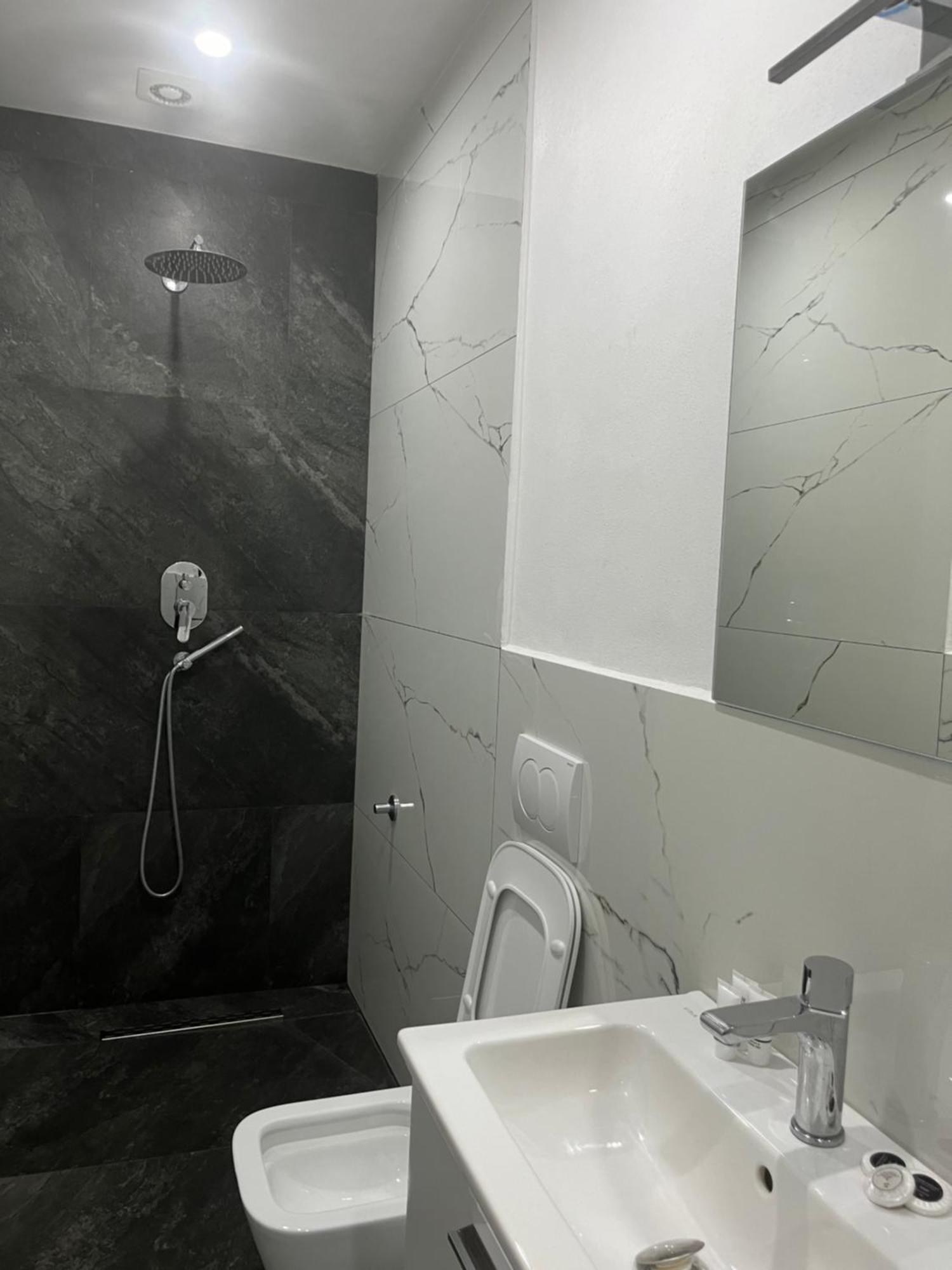 Hotel Luli City Center Durres Ngoại thất bức ảnh
